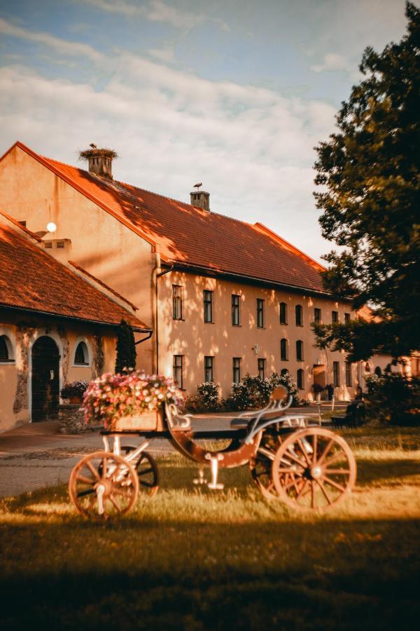 Hotel Slokenbekas Muiza Milzkalne Exteriér fotografie